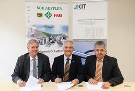 Prof. Peter Gutzmer, Dr. Peter Fritz und Dr. Ulrich Breuer unterzeichnen das MoU
