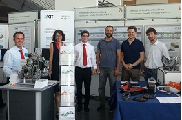 Mitarbeiter von Schaeffler und IPEK auf dem Stand des IPEK am Maschinenbautag